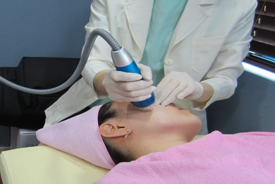스마트 화침 장비로 얼굴 시술을 진행하는 모습